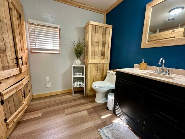 Building Photo - 1 bed, 1 bath home for rent in quiet Water...