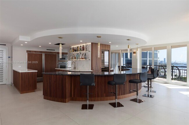 Building Photo - 2843 S Bayshore Dr