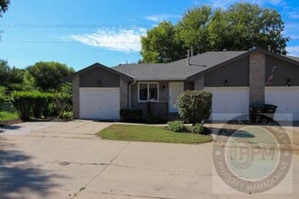 Building Photo - Comfortable 2 Bedroom/ 2 Bathroom/ 2 Car D...