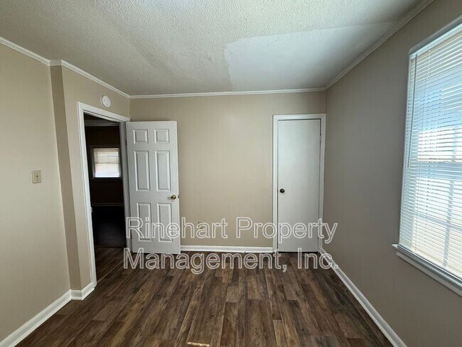 Building Photo - 242 S Cherry Rd