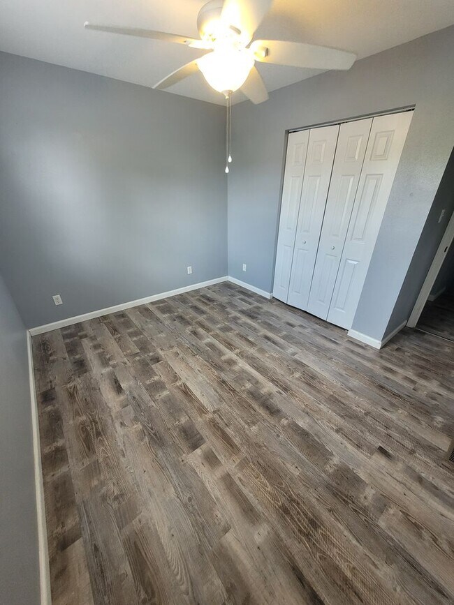 Building Photo - 404 Shade Tree Ln