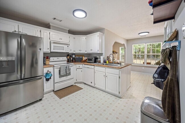 Building Photo - 2056 Sylvan Lake Dr