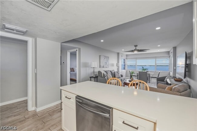 Building Photo - 1900 Clifford St