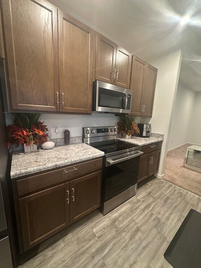 Building Photo - Available NOW - 5 bedroom, 3 full bathroom house - $3,300/month