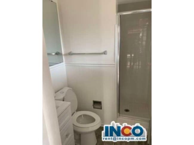 Building Photo - 4940 Lakeshore Dr