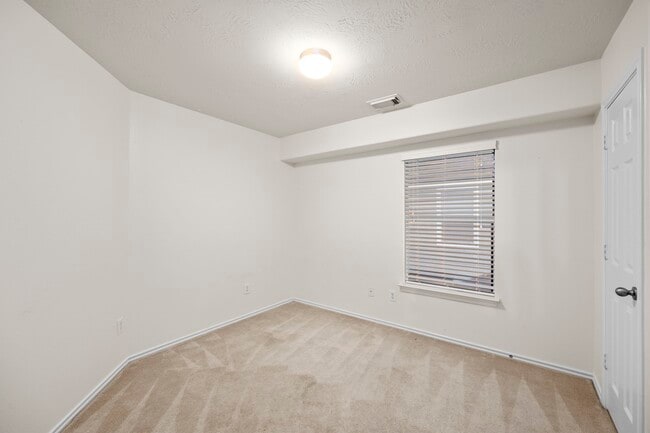 Building Photo - 12475 Saratoga Woods Ln