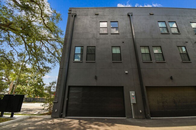 Building Photo - Canvas GWX