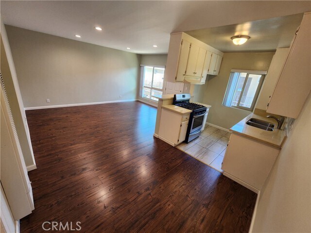Building Photo - 7925 Vineland Ave