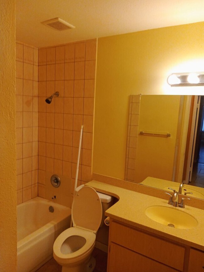 Building Photo - Welcome to this cozy 3-bedroom, 2-bathroom...