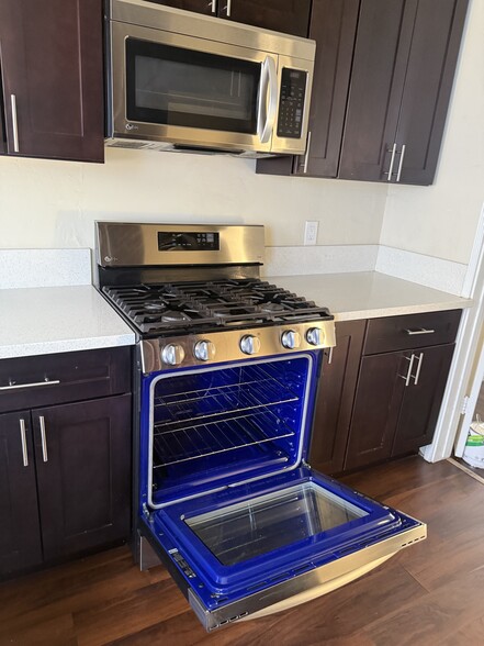 New LG STOVE - 14818 Magnolia Blvd