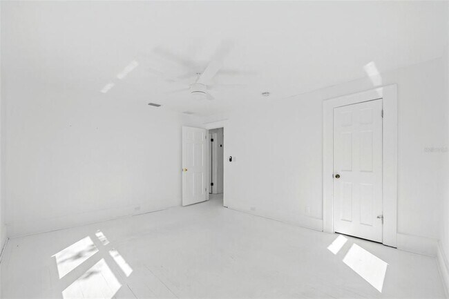 Building Photo - 2000 Shore Acres Blvd NE
