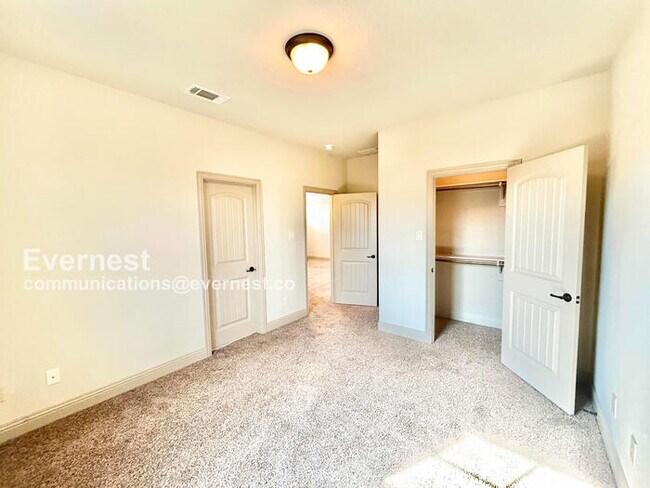 Building Photo - 4417 Villa Dr