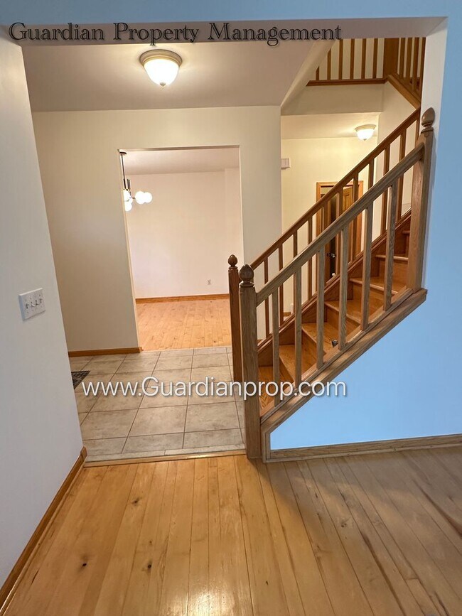 Building Photo - Well Maintained Prior Lake SFH, Large Deck, Fireplace, 2 Car Attached Garage