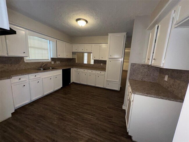 Building Photo - 16511 Courtland Cir