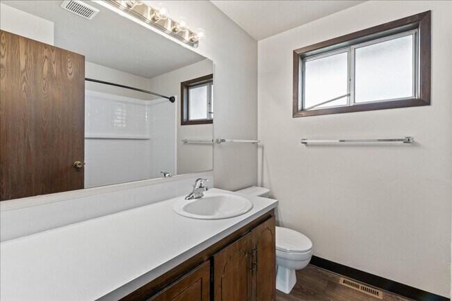 Building Photo - 2 Bedroom 1 Bathroom Duplex on the Boise B...