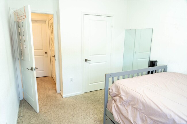 Building Photo - 1176 SW 7th Ct