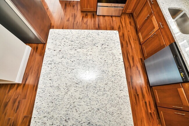 Building Photo - 77 Swan St