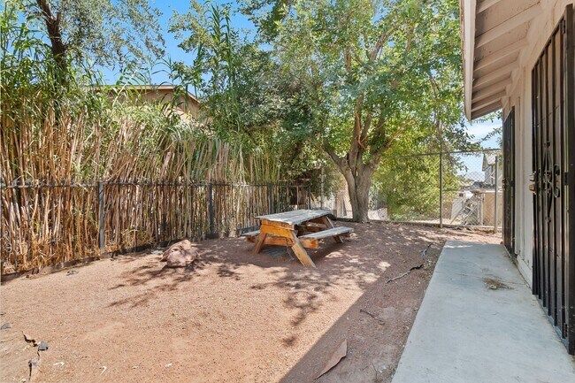 Building Photo - 2-Bedroom 1st-Floor Apartment – Move In Today!