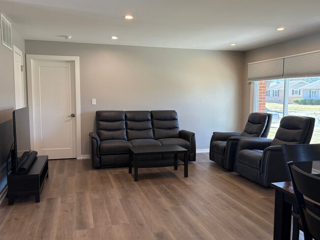 Building Photo - 935 Elmwood Ln