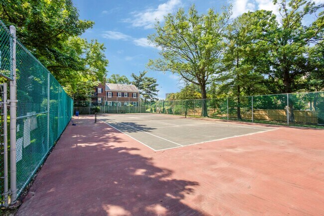 Building Photo - Fairlington 2 BR Condo for Rent!