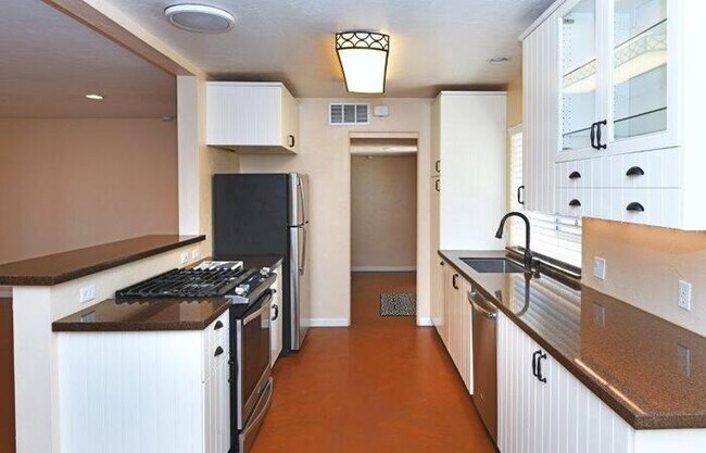 Building Photo - Charming Sam Hughes Brick Home with large ...