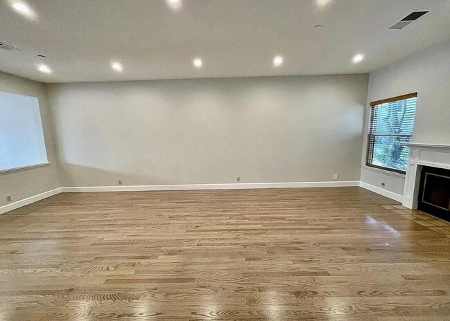 Building Photo - 959 La Mesa Terrace