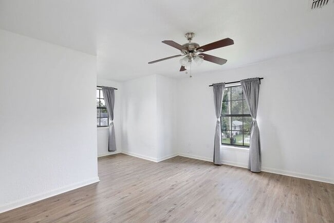 Building Photo - Lovely 3/2.5 Spacious Home with a Large Backyard in an Unbeatable Location near Downtown Orlando!