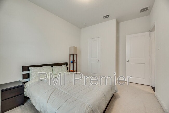 Building Photo - 15404 Pioneer Bluff Trail