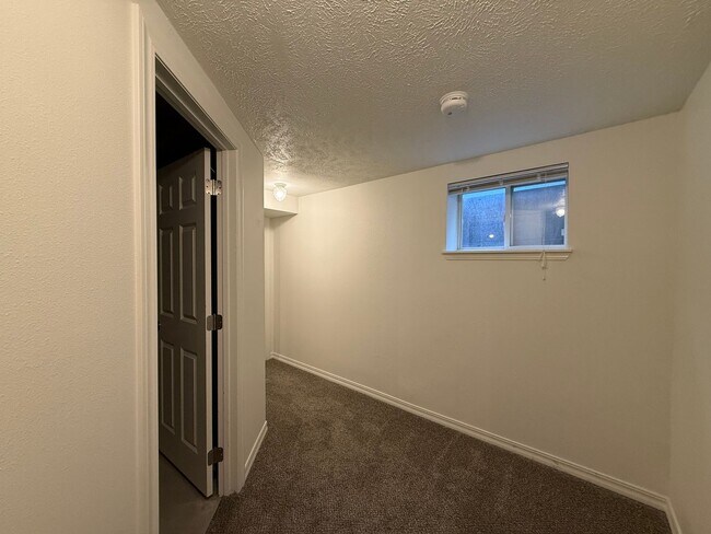 Building Photo - Stunning 3 Bed, 2 Bath Home near Riverside...