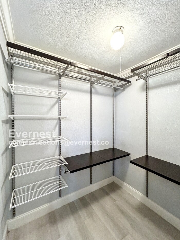 Building Photo - 2701 Deeringhill Dr