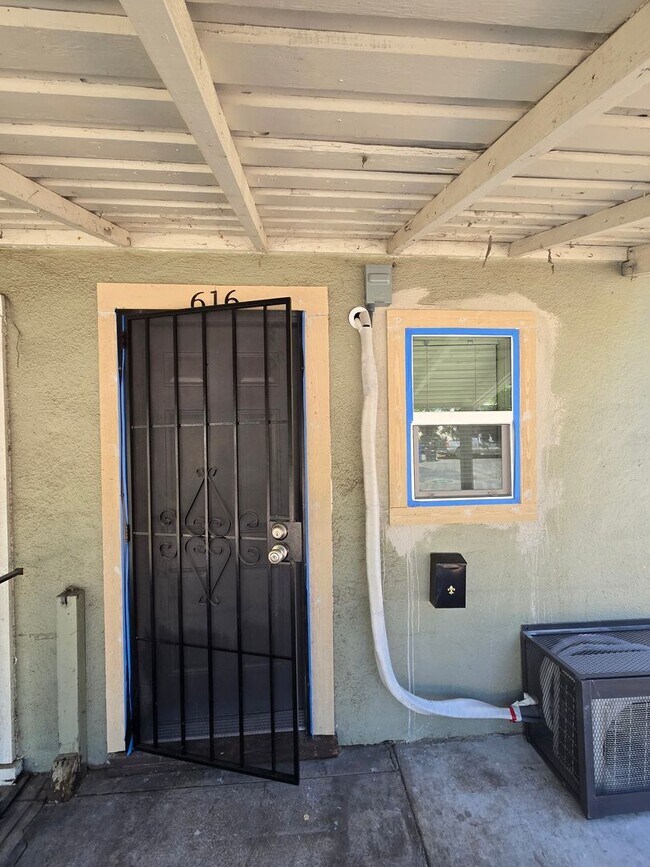 Building Photo - Downtown Modesto Studio for Rent
