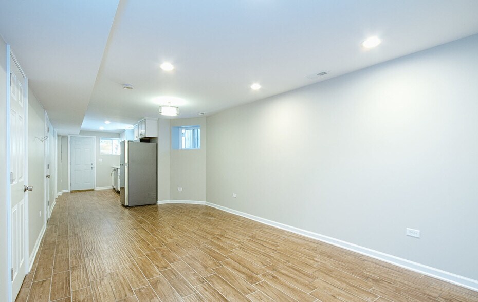 Living room - 1516 E 69th Plz