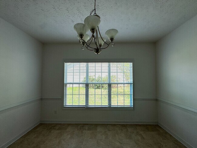 Building Photo - Lovely 4 Bed 2 Bath Home in Westgate