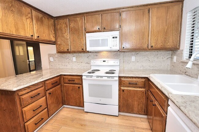 Building Photo - Beautiful corner halfplex available now for rent!