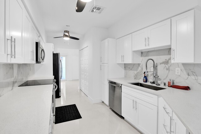 Building Photo - 8608 Vía Giula