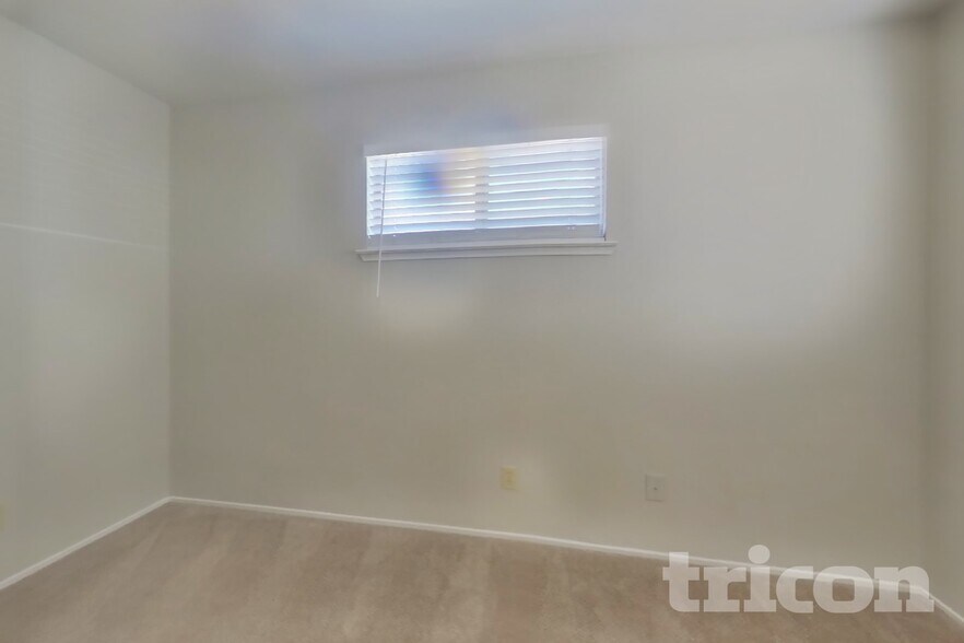 Building Photo - 1630 E Lake Ct