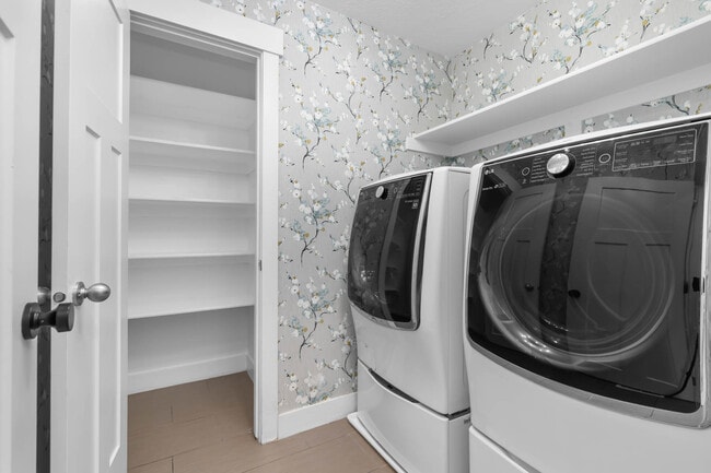 Building Photo - 196 E Water Ln