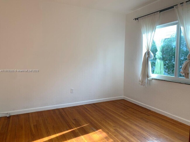 Building Photo - 7207 Bay Dr