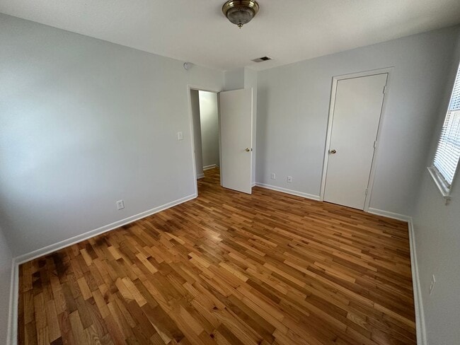 Building Photo - Pet Friendly 2 Bedroom 1.5 Bath Townhome Available Now for Move-in!