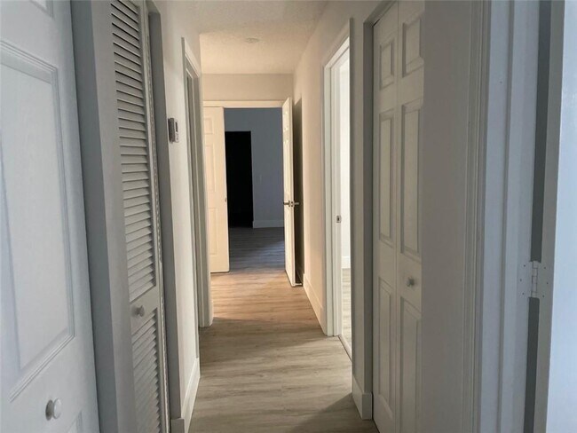 Building Photo - 4293 Laurel Ridge Cir