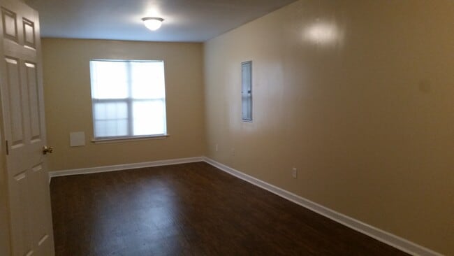 Building Photo - MOVE IN TODAY!  Large 4 bed 2 bath with bo...