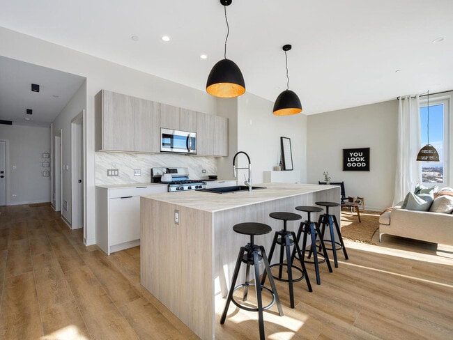 Building Photo - 6336 W Belmont Ave