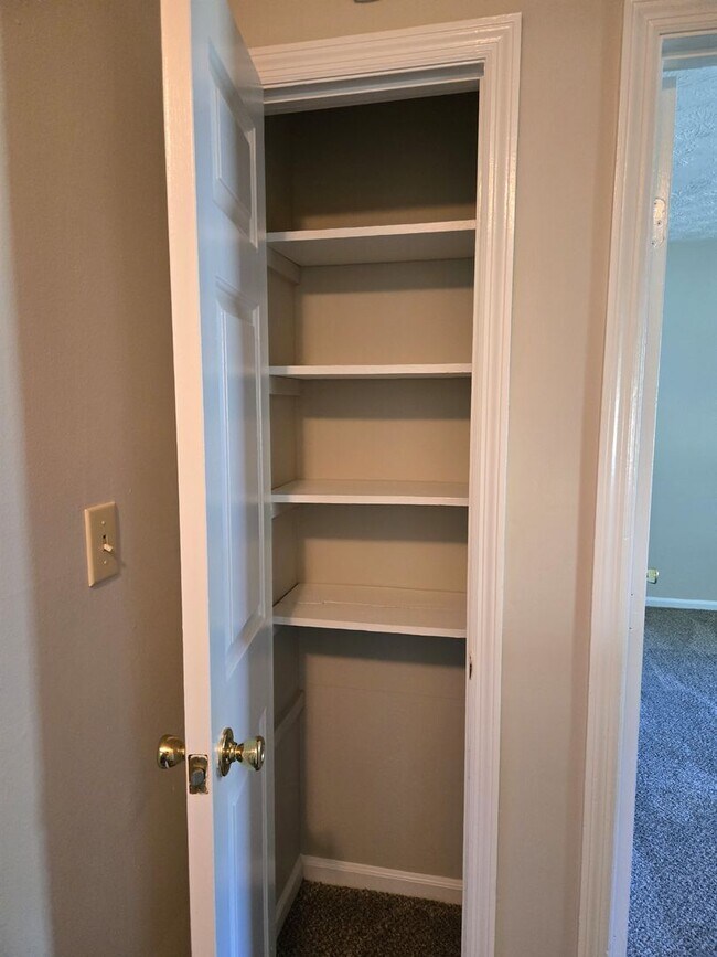 Building Photo - Spacious Split Level In Gainesway   20260501