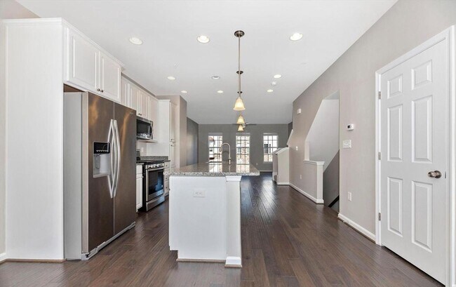 Building Photo - 3 level townhouse (newer construction) in Jefferson Place Community available early May!