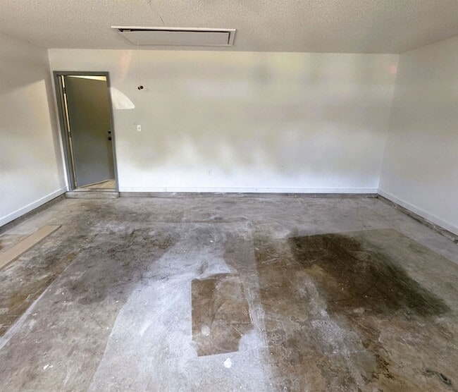 Building Photo - 2250 Lake Hill Ct