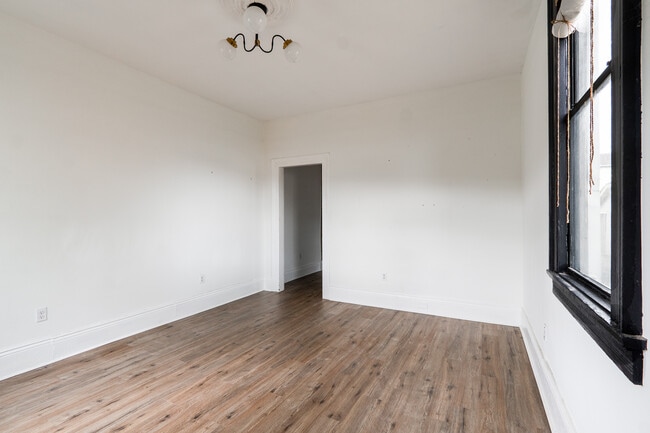 Building Photo - 1732 Allen St