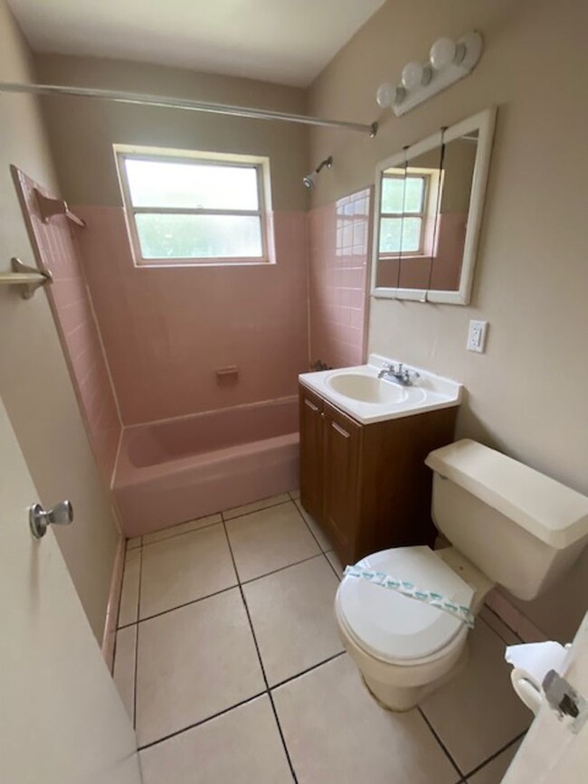 Building Photo - 3 Bed 1 Bath Home With Washer Dryer Hook U...