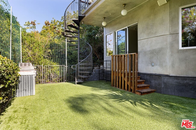 Building Photo - 3255 Fernwood Ave