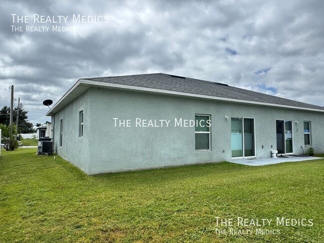 Building Photo - 548 Albatross Dr