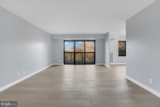 Building Photo - 309 Yoakum Pkwy